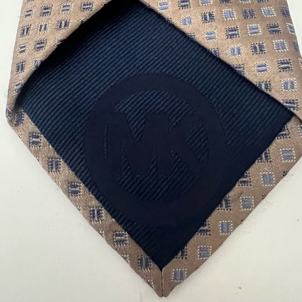 Michael Kors Silk Blend Embroidered Mens Designer Tie Tan Preppy Neutral Necktie - Picture 9 of 9